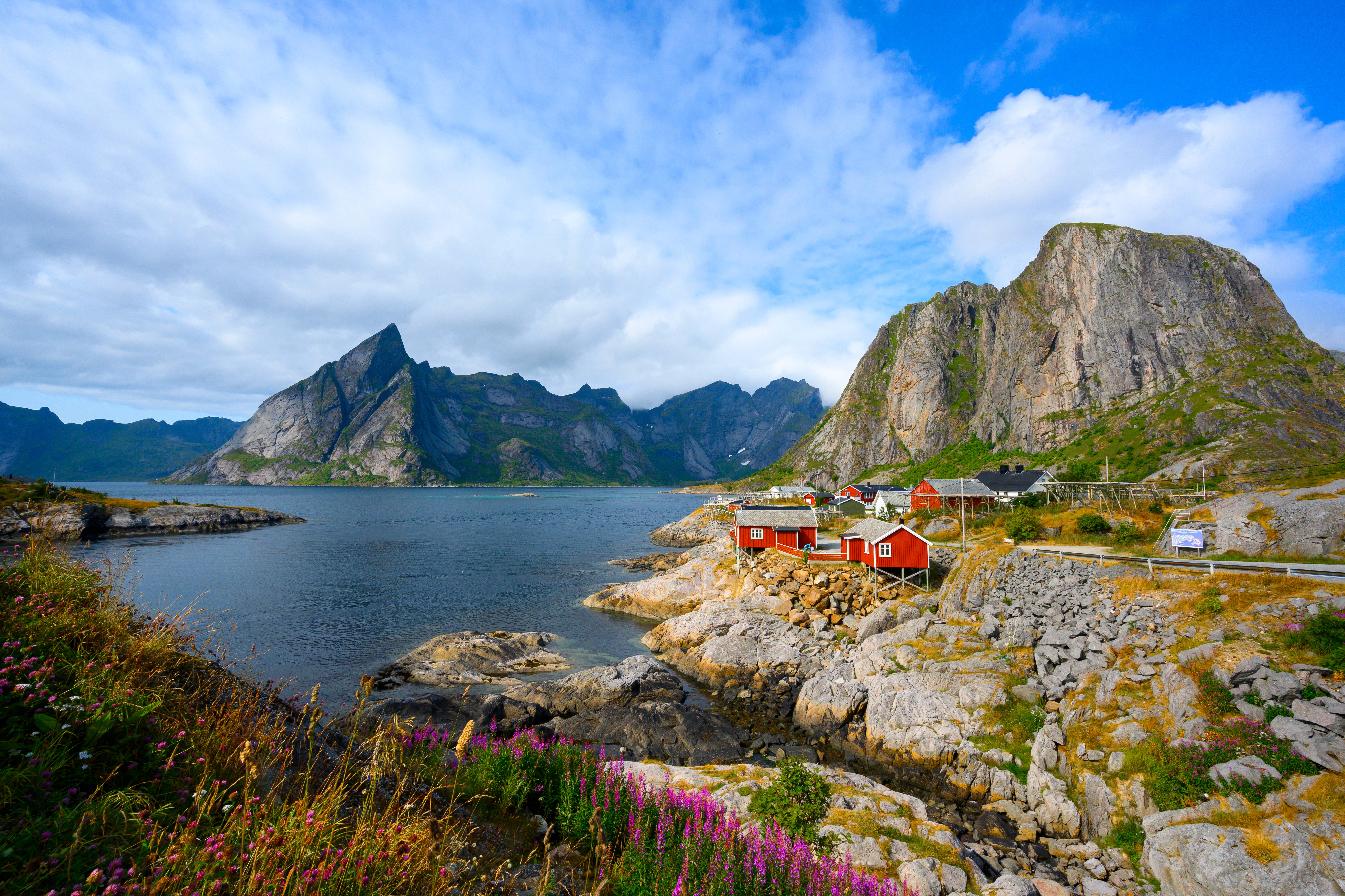 case rosse reine isole lofoten norvegia in estate
