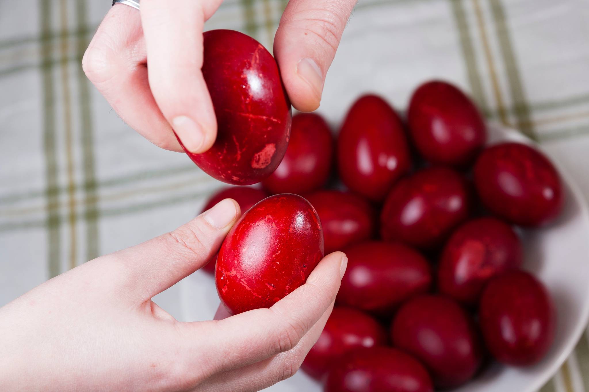 uova di pasqua dipinte di rosso
