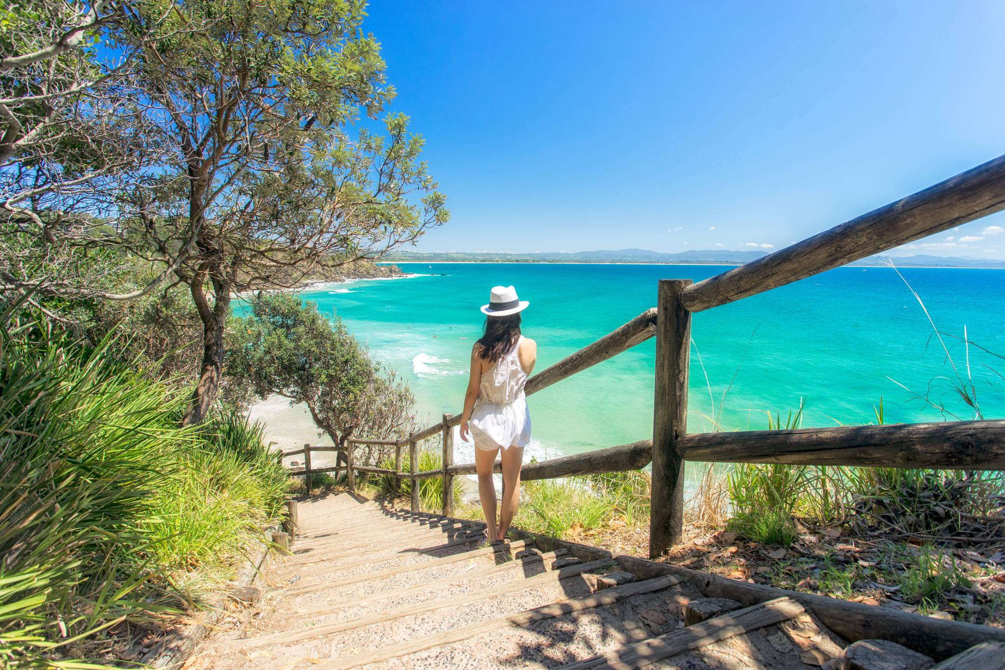 ragazza scende scalinata di byron bay