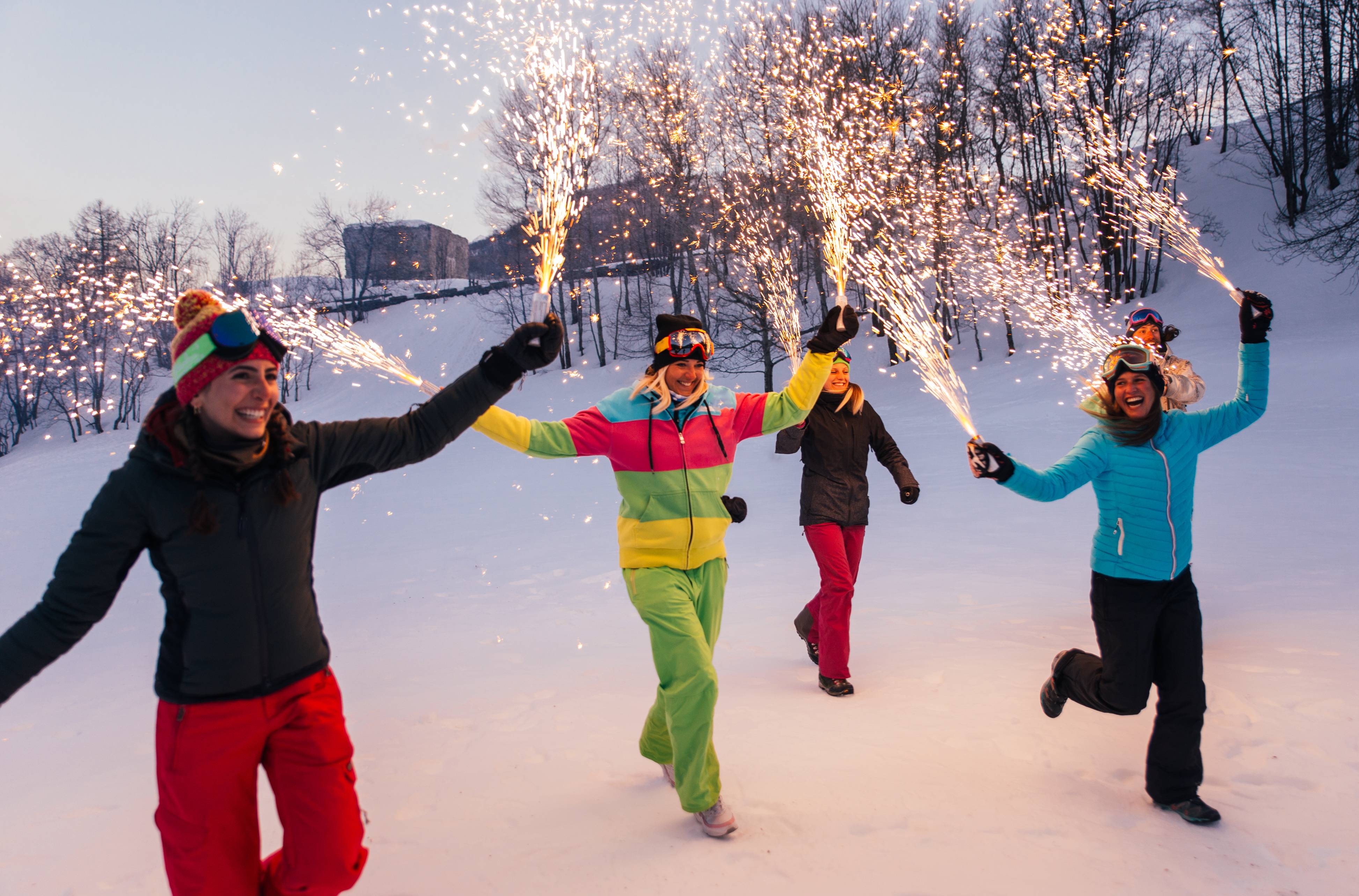 gruppo di persone con stelline sulla neve