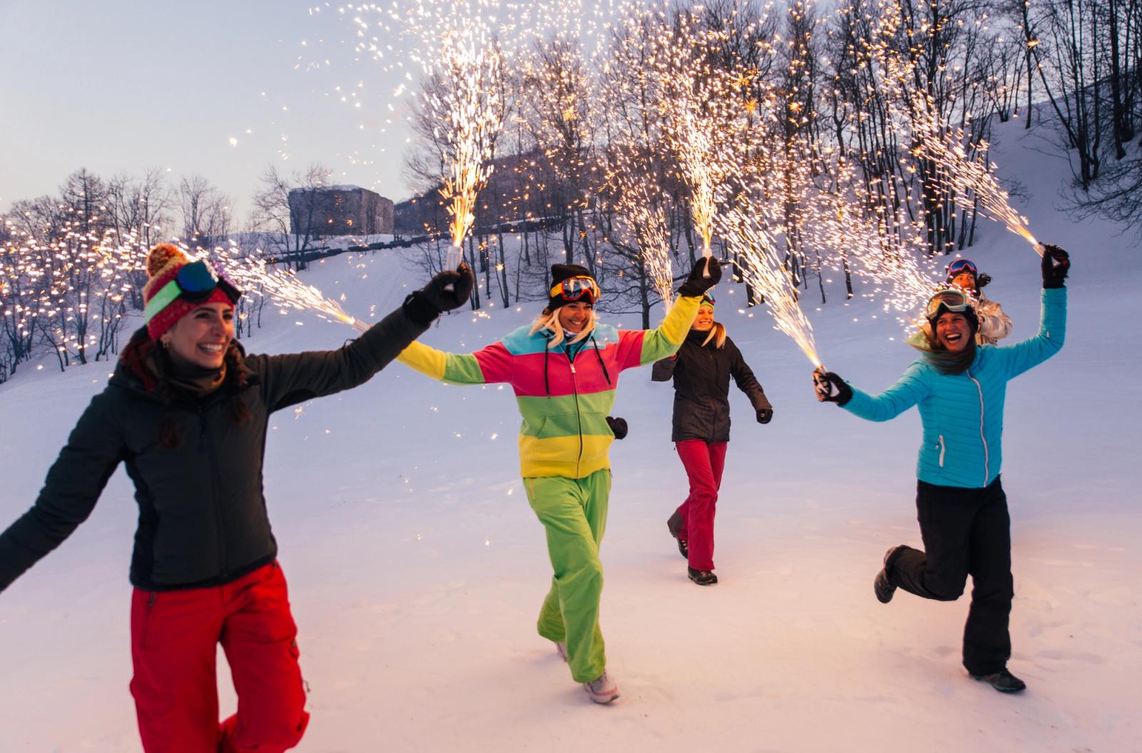 gruppo di persone con stelline sulla neve