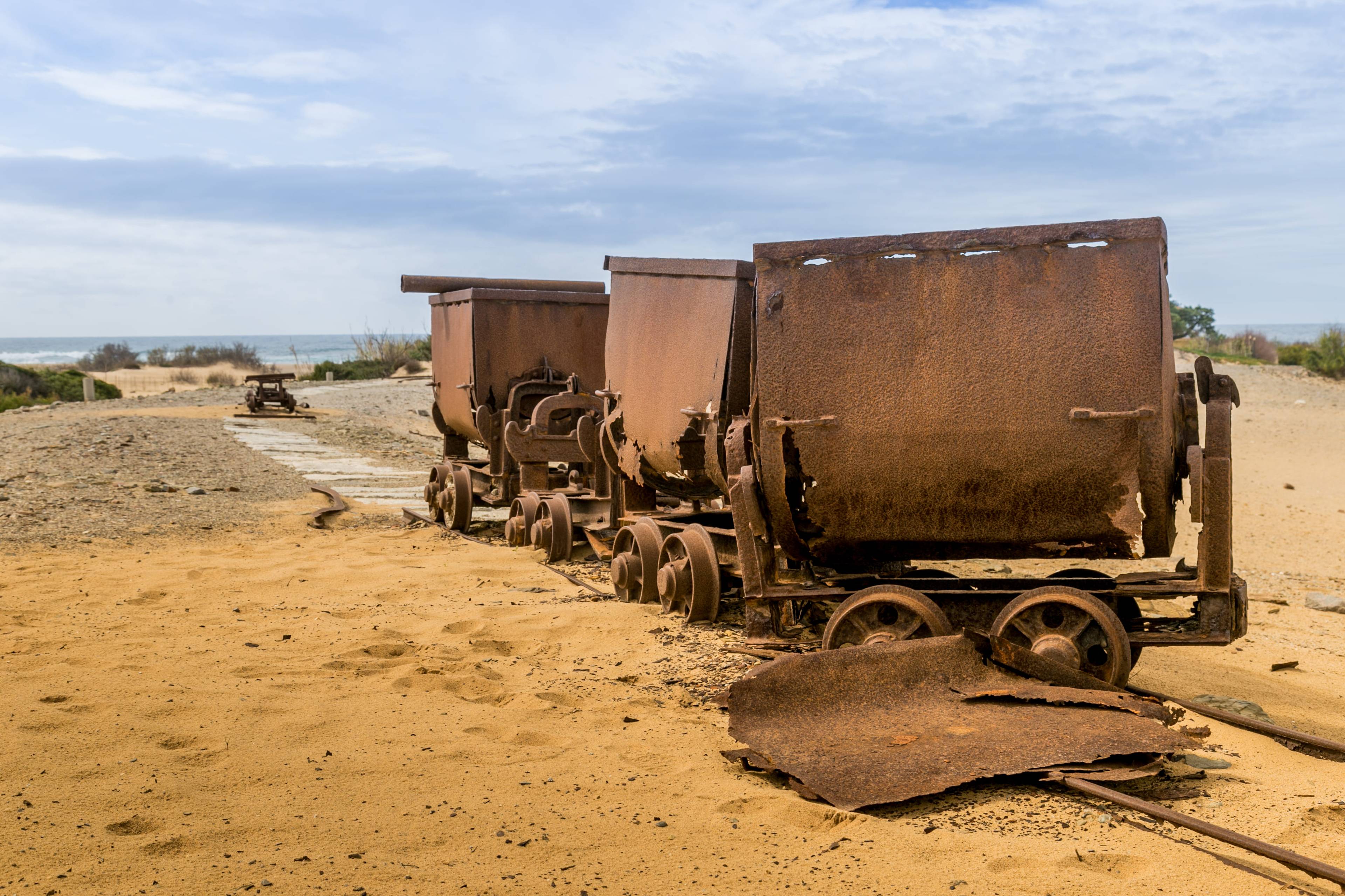 carrelli da miniera abbandonati sulla spiaggia a ingurtosu in sardegna