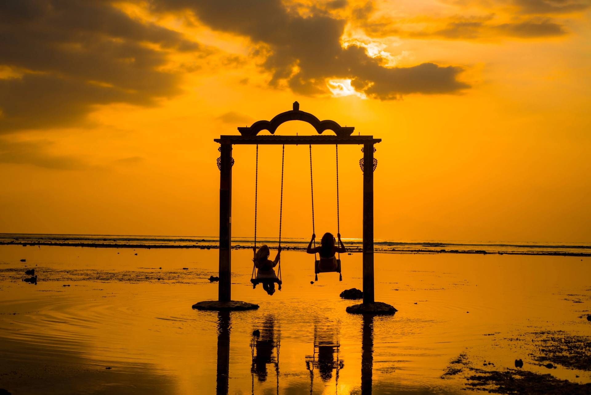 altalena al tramonto a gili t