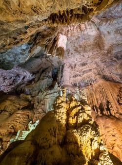 grotta con stalagtiti in libano