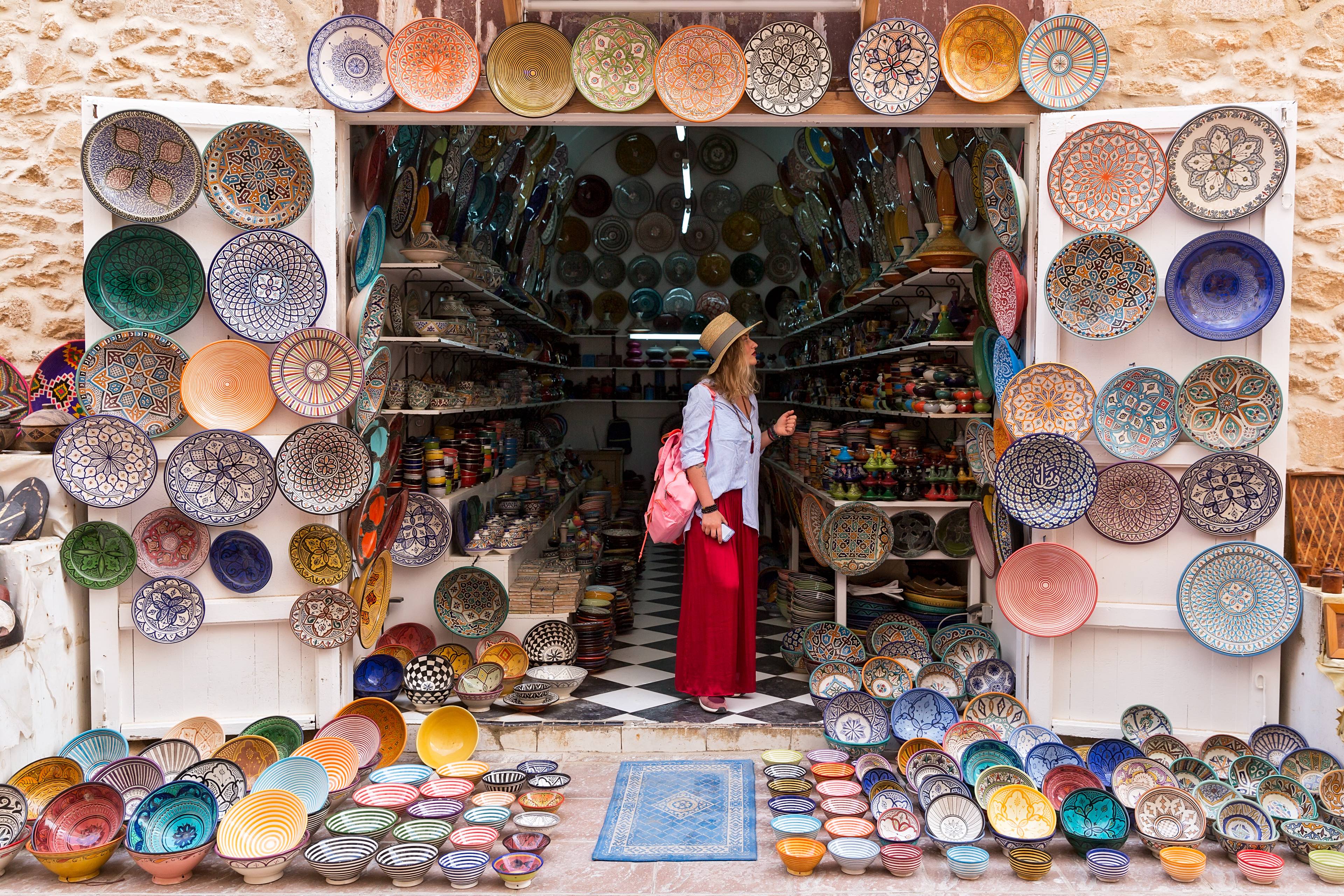 ragazza in un negozio di ceramiche marocchine