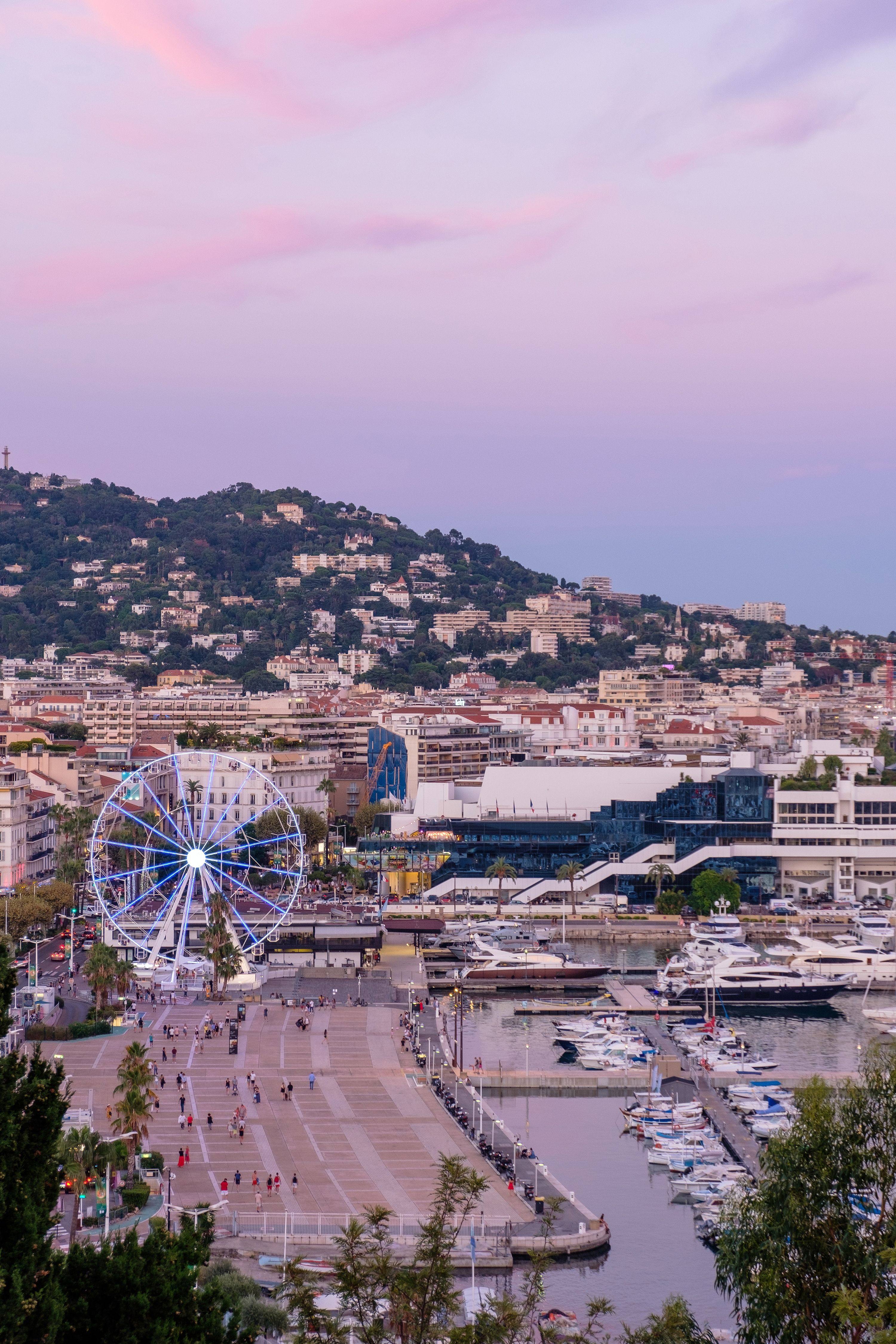 la città di cannes al tramonto