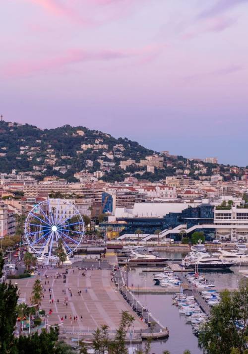 la città di cannes al tramonto