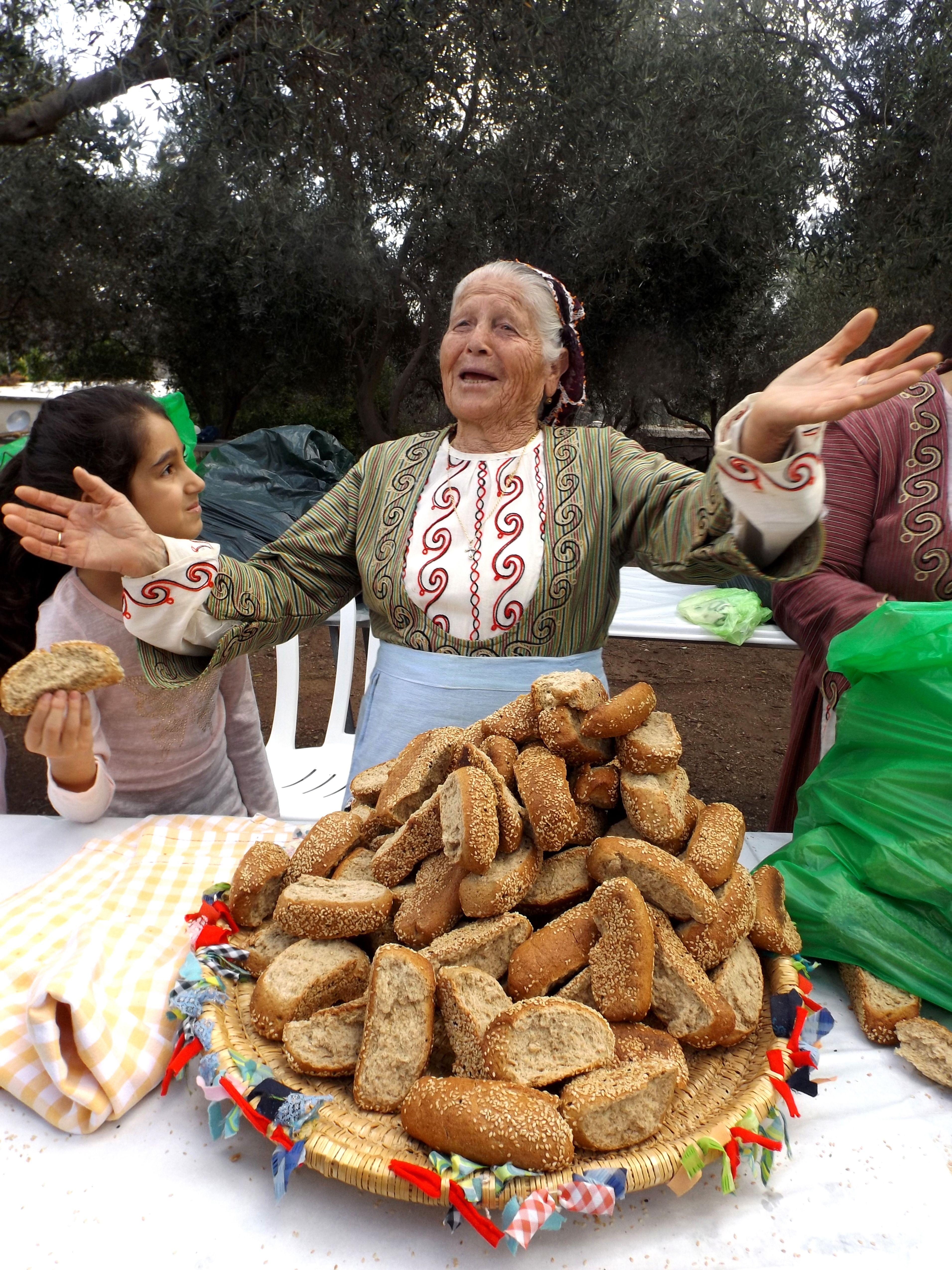 donna anziana cipro con cibo tipico