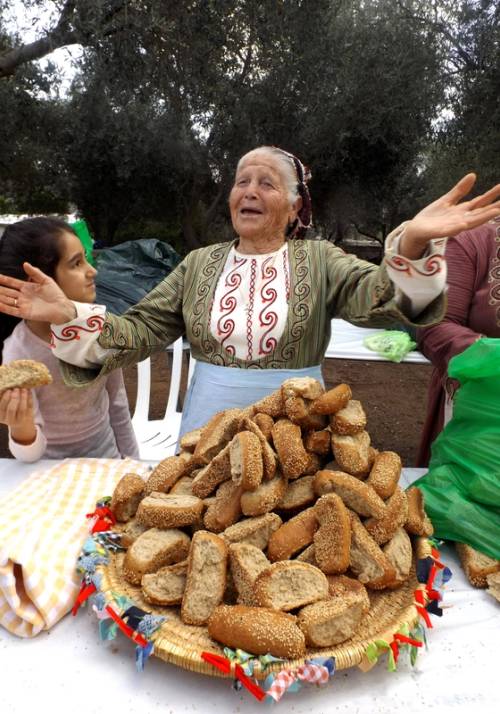 donna anziana cipro con cibo tipico