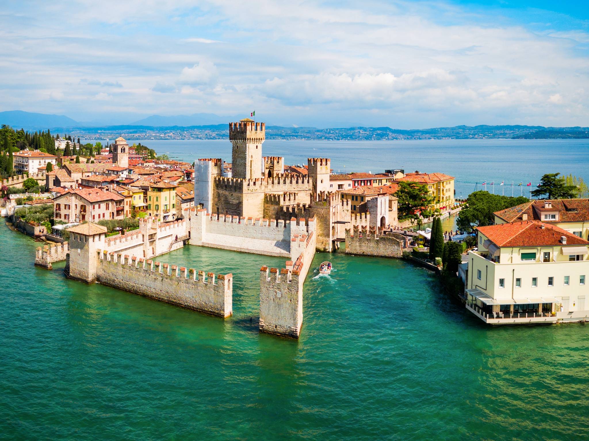 Tour between lake and sea cover