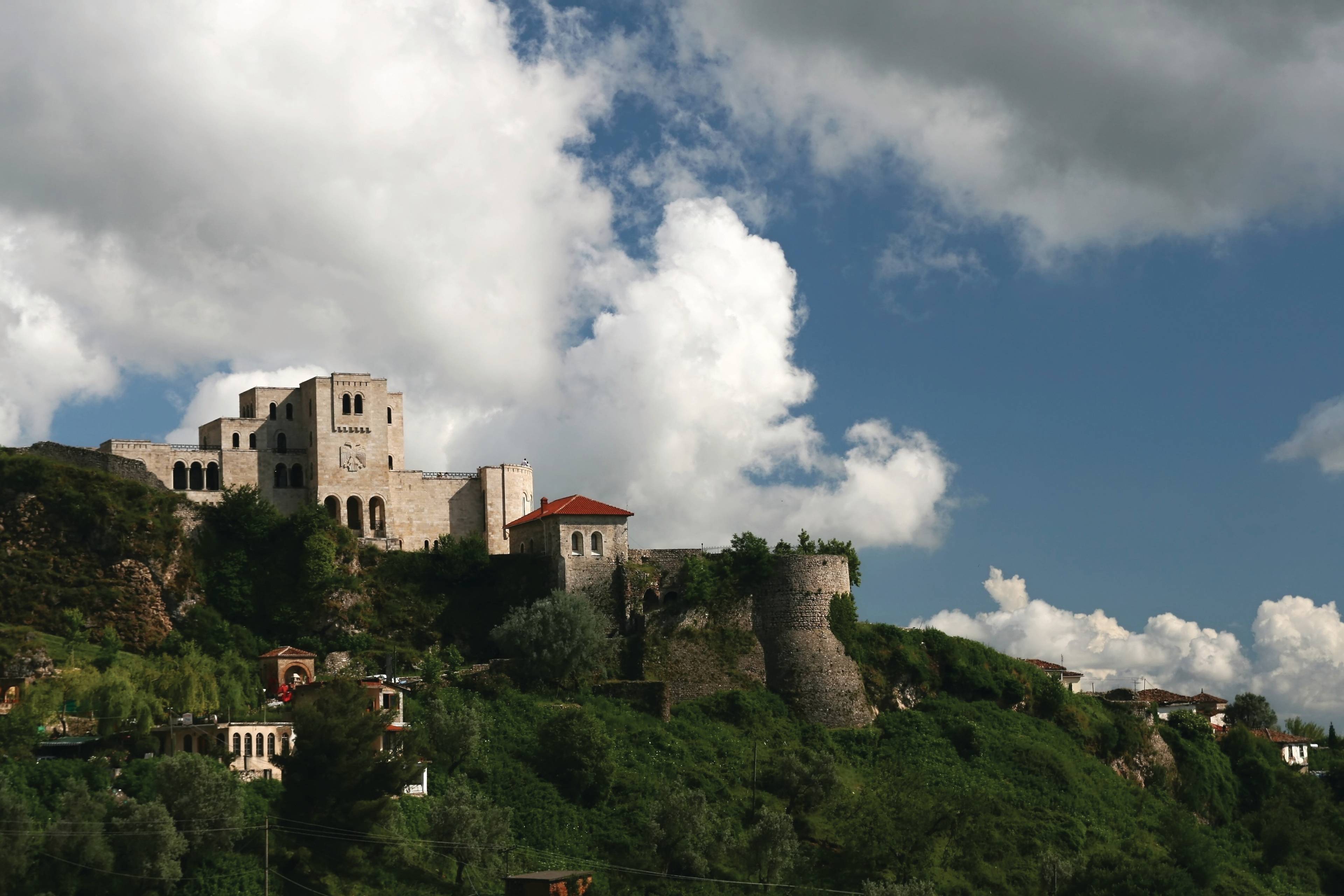 villaggio sulle montagne in albania