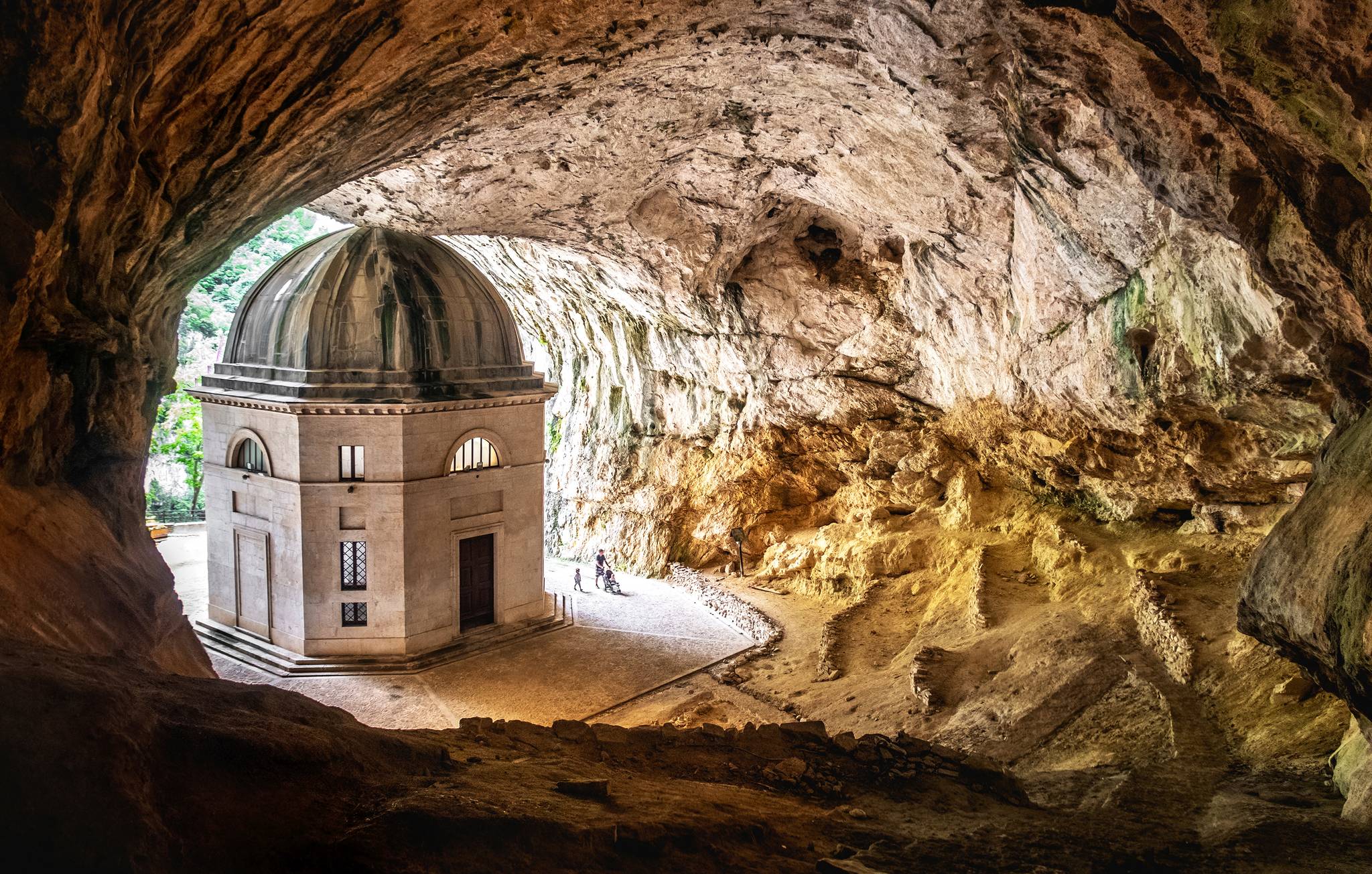 tempio del valadier nella grotta