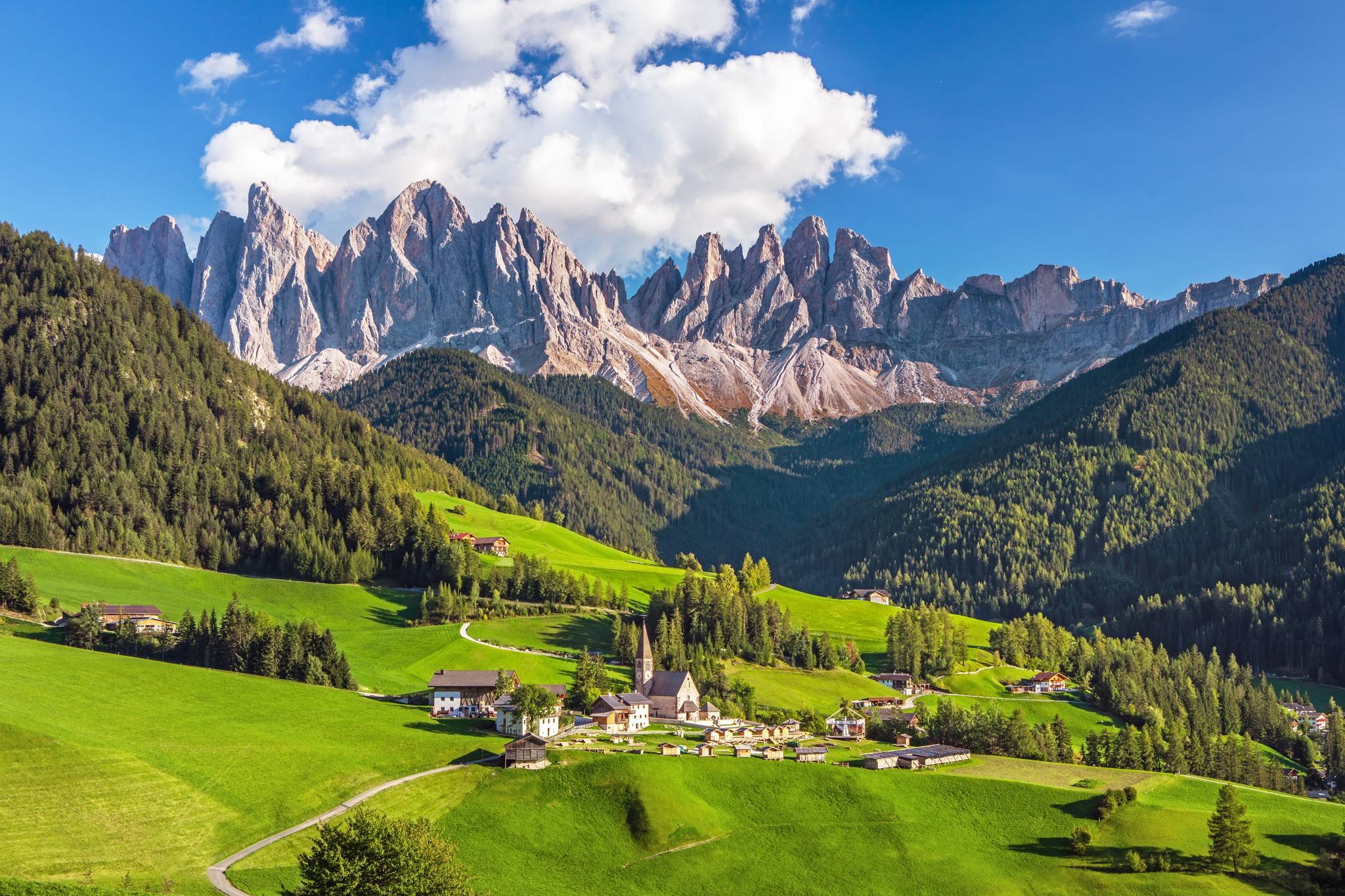 paese di santa maddalena in val di funes in trentino alto adige