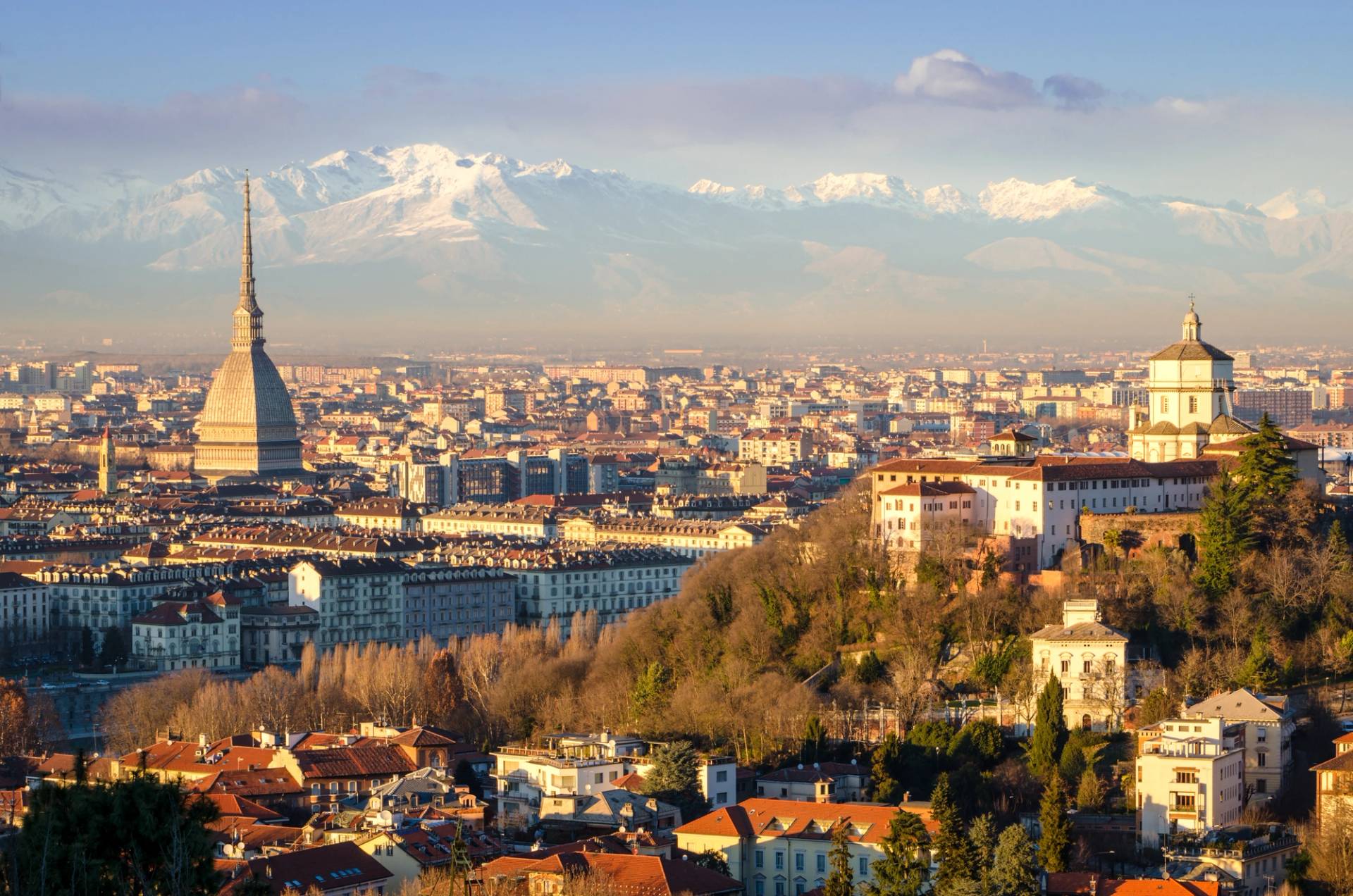 torino con montagne innevate sullo sfondo