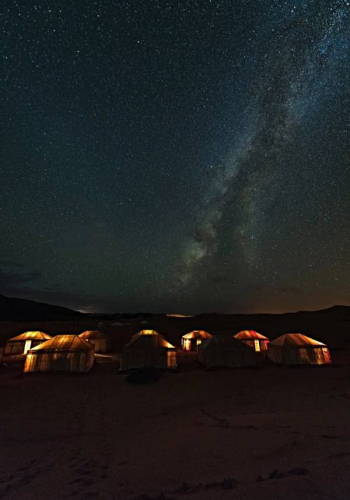 campeggio sotto alle stelle nel deserto del sahara in mauritania