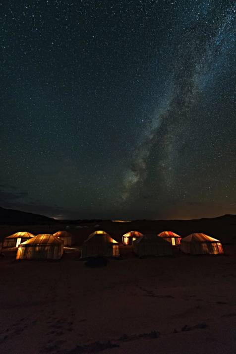 campeggio sotto alle stelle nel deserto del sahara in mauritania