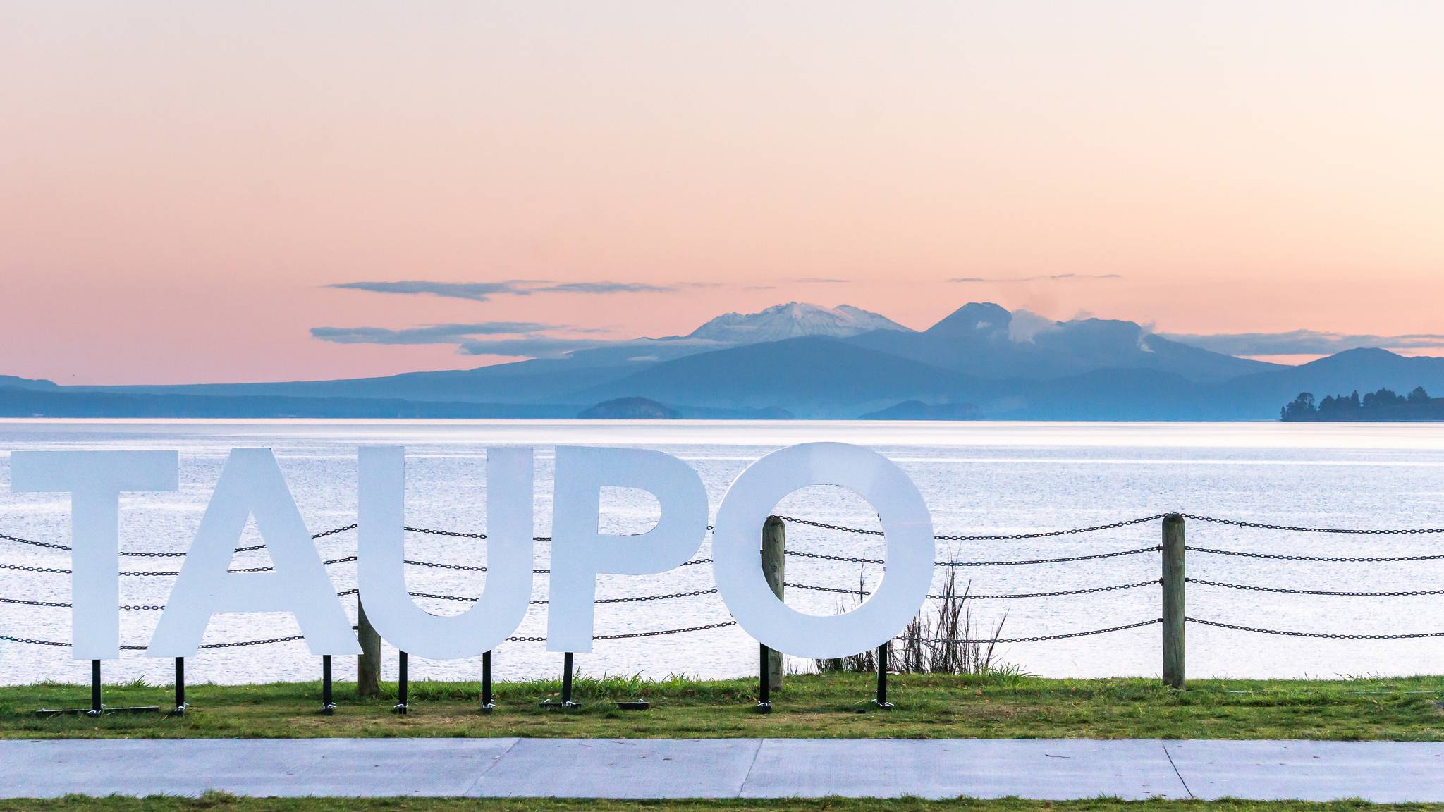 lago taupo al tramonto