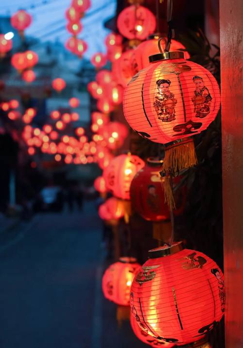 lampade cinesi rosse illuminano la notte