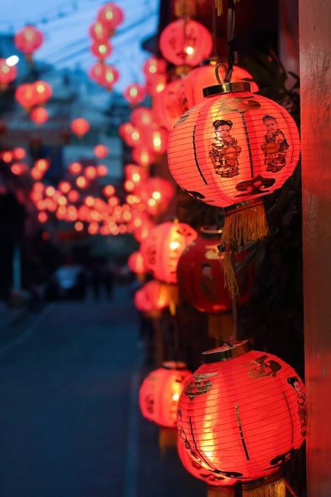 lampade cinesi rosse illuminano la notte