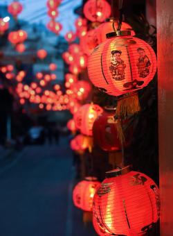 lampade cinesi rosse illuminano la notte