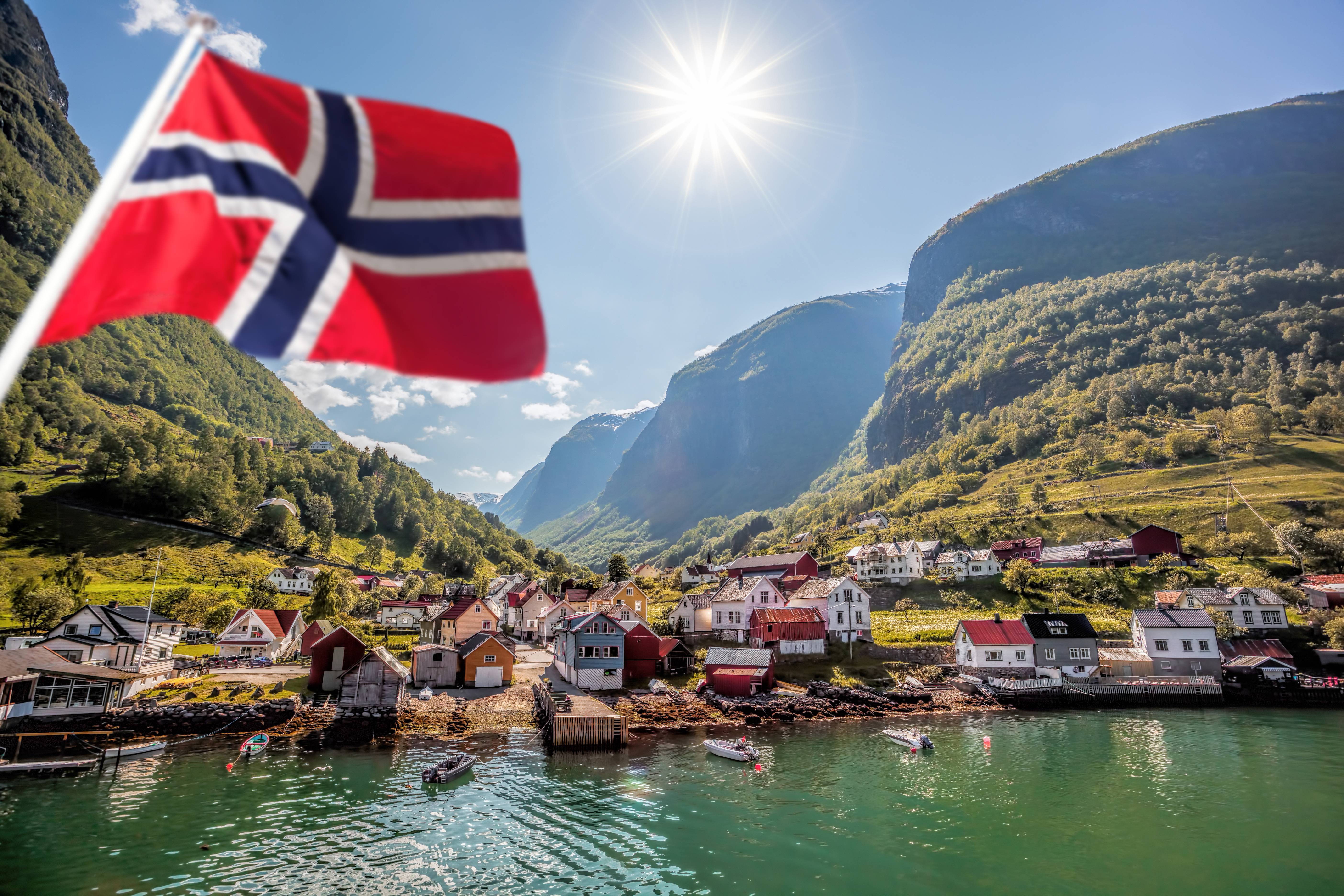 porto villaggio in norvegia con bandiera norvegese
