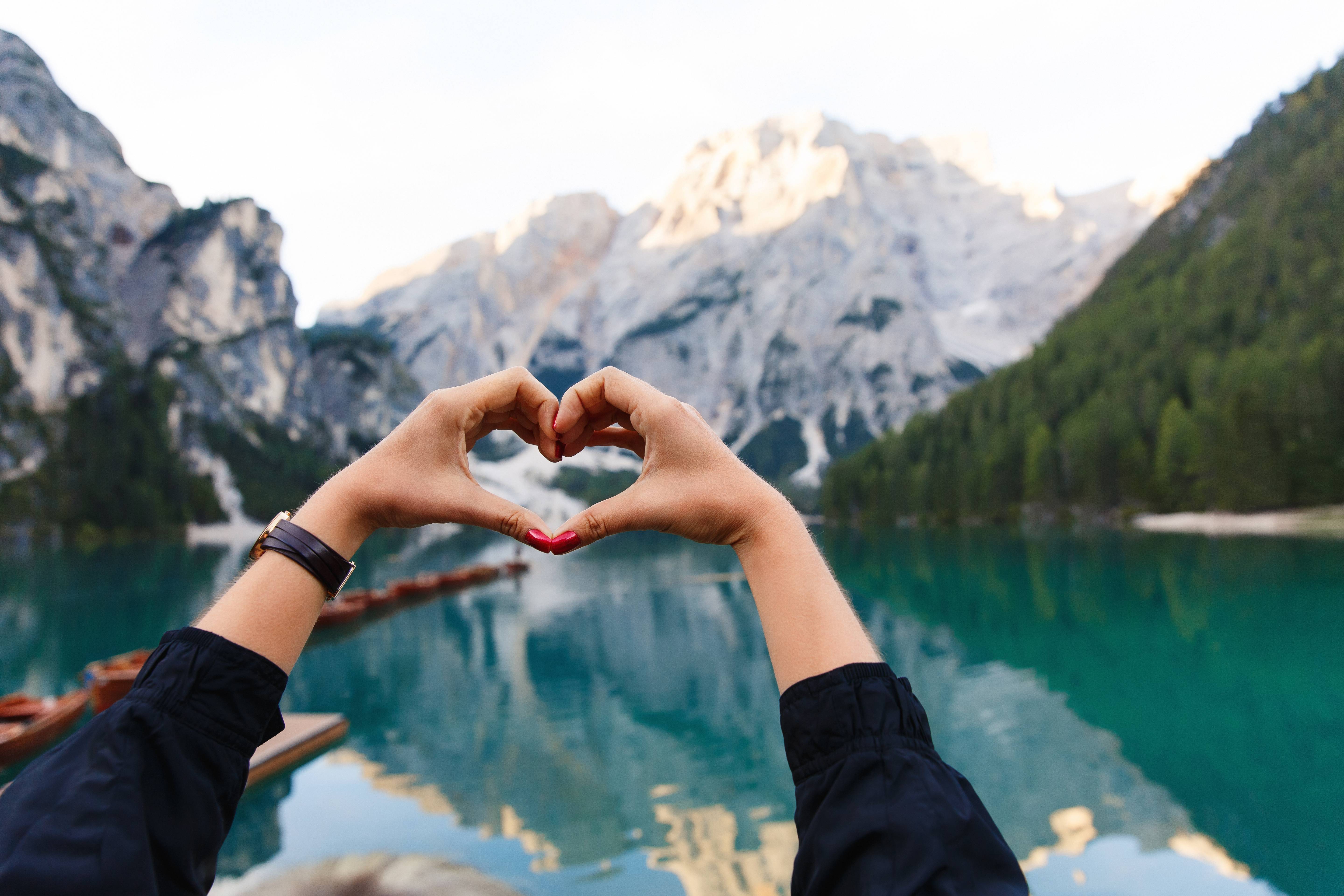 foto a forma di cuore sul lago di braies