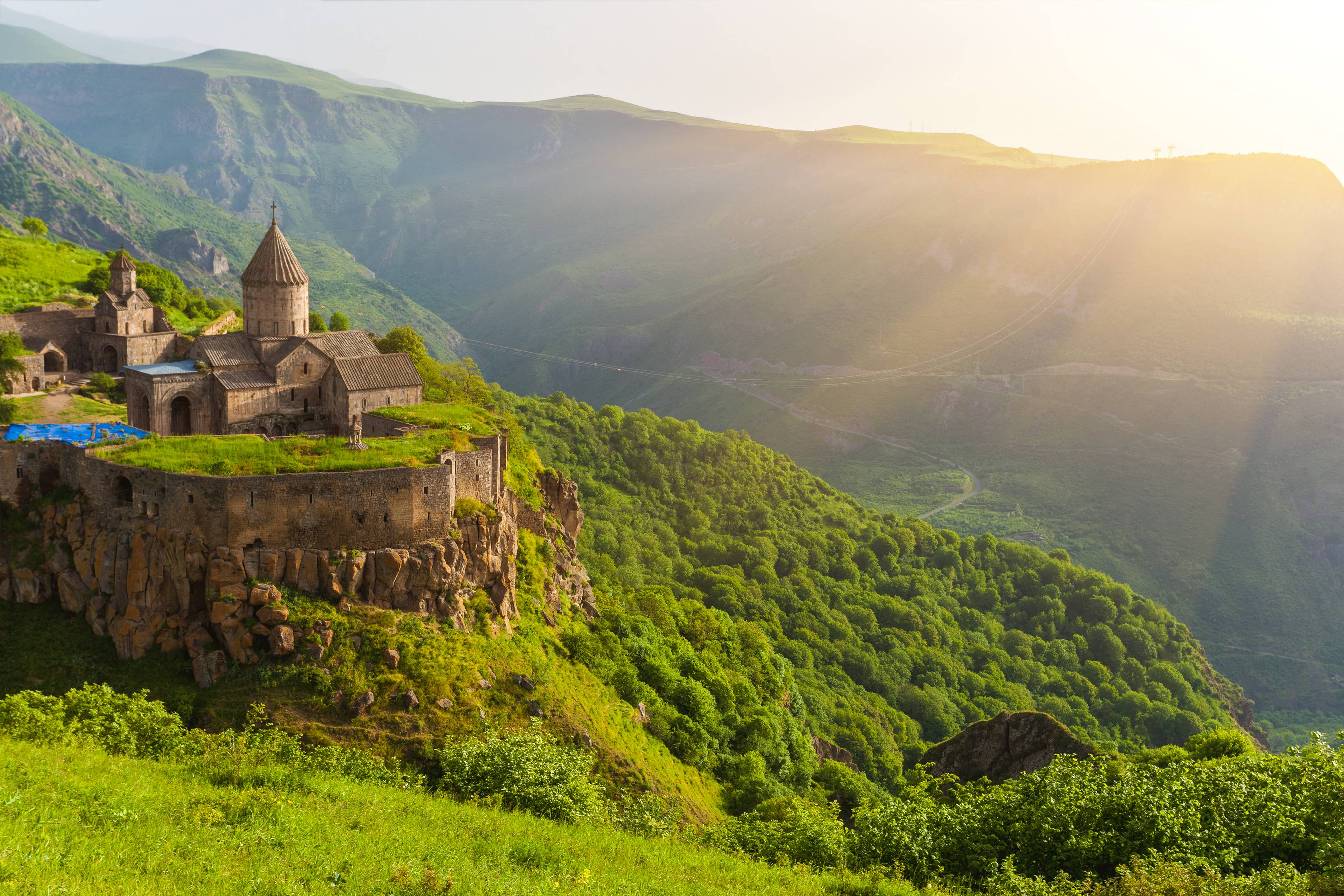 monastero al tramonto in armenia