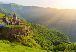 monastero al tramonto in armenia
