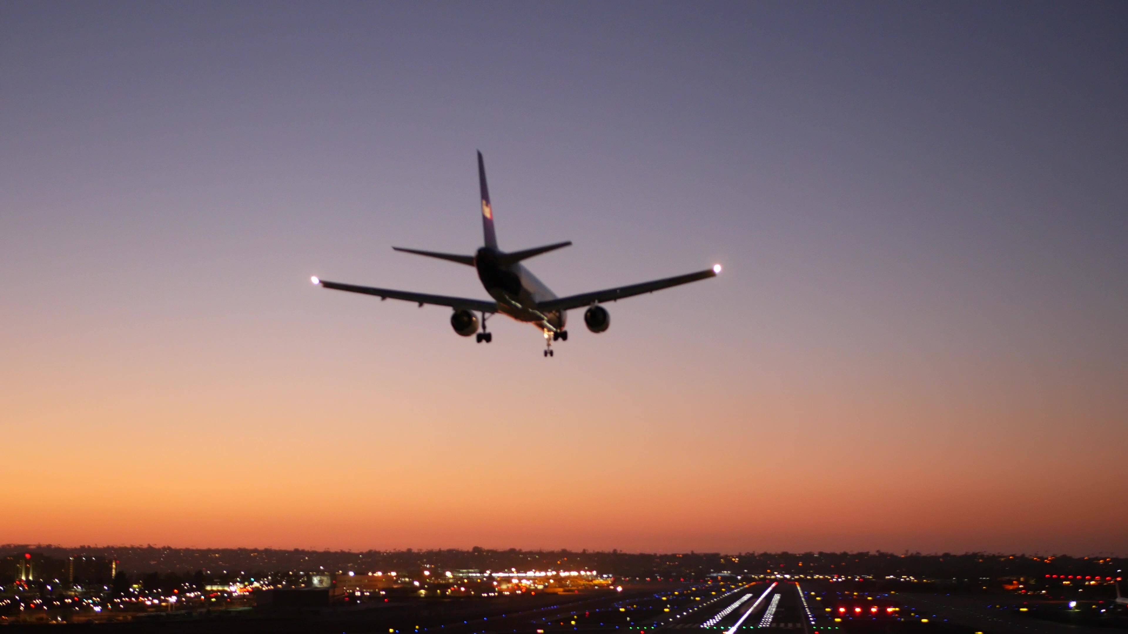 aereo al decollo al tramonto