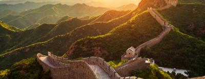 grande muraglia cinese al tramonto