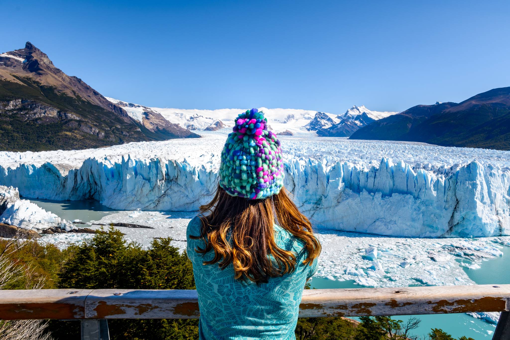 ragazza davanti al perito moreno