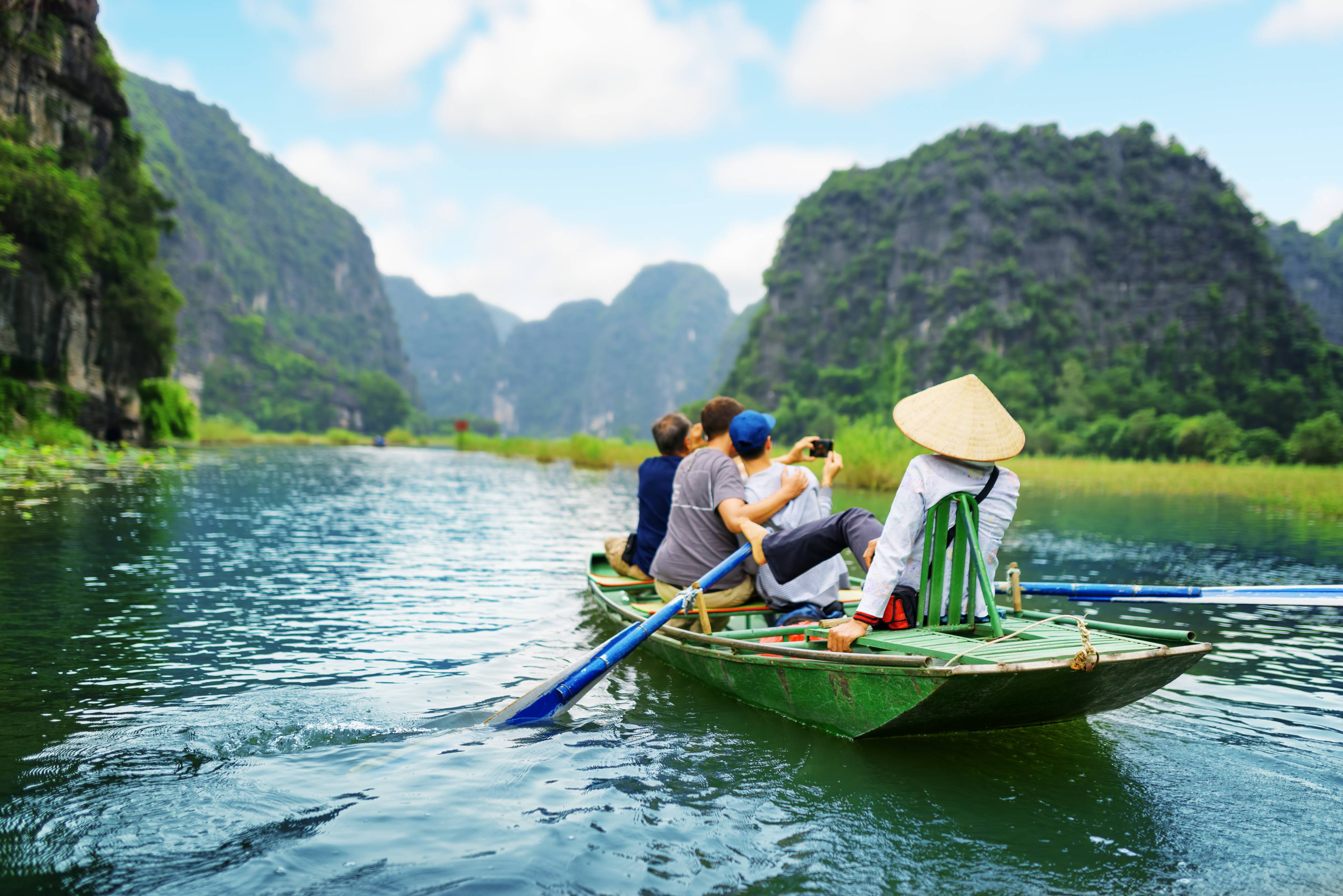 giro in barca tradizionale tra le isole del vietnam