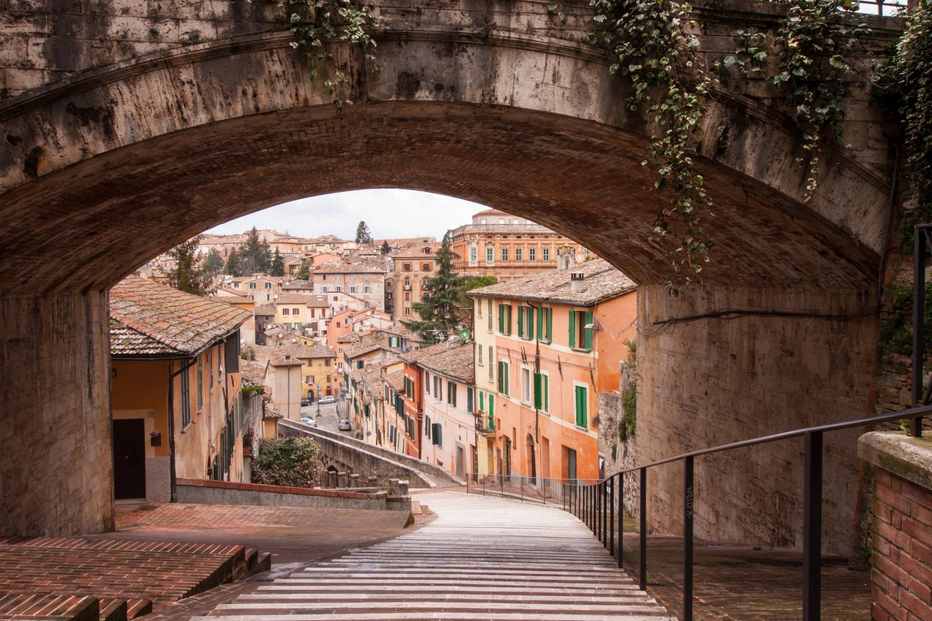 scorcio con case colorate perugia umbria