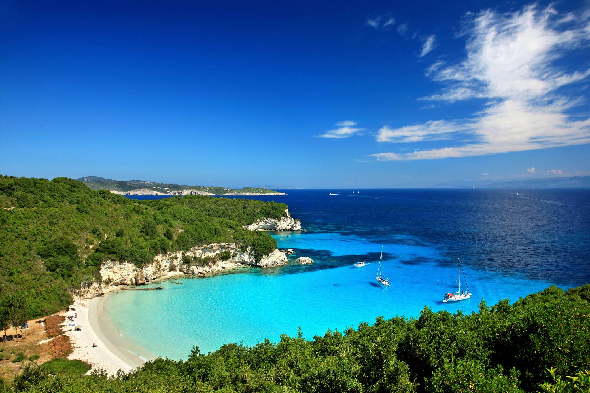 spiaggia con mare cristallino