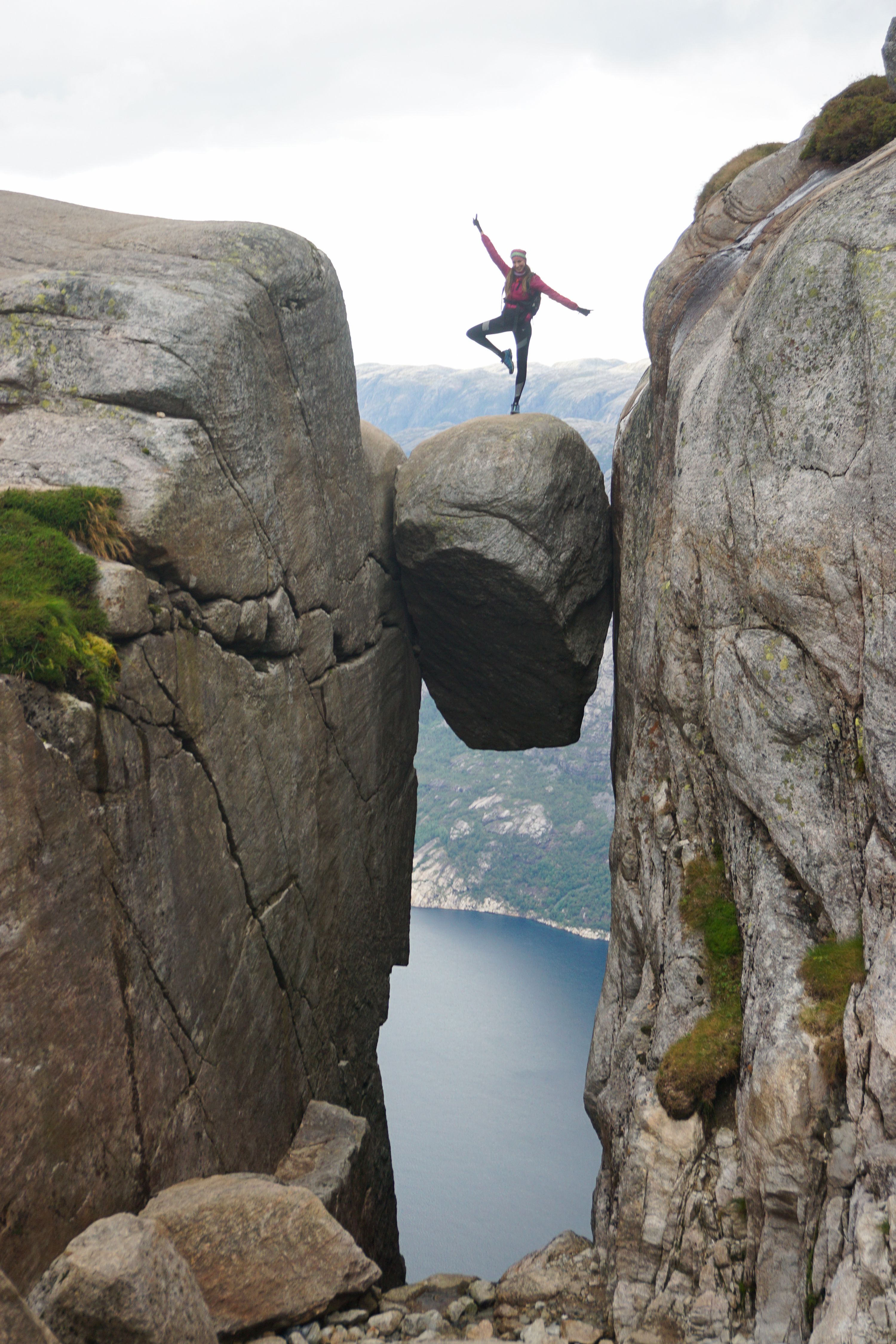 salto su sasso sospeso in norvegia