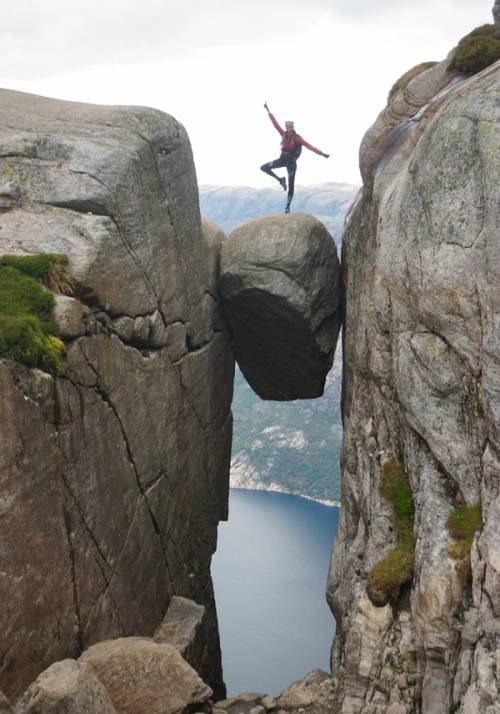 salto su sasso sospeso in norvegia