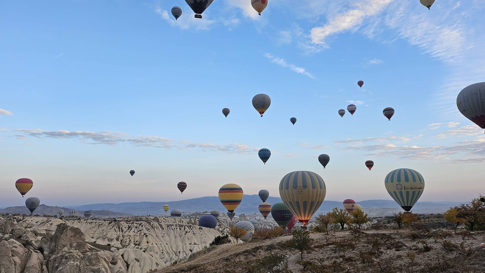 panorami della cappadocia con mongolfiere
