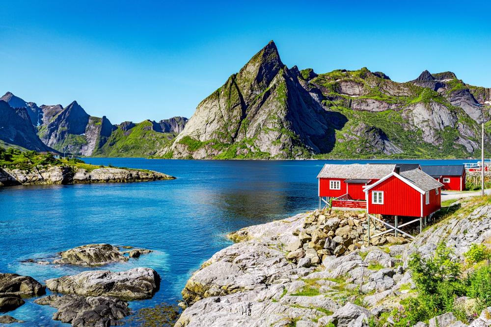 estate isole lofoten casette rosse in legno