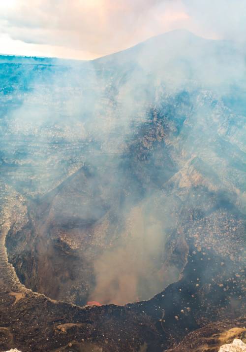 cratere attivo del vulcano masaya