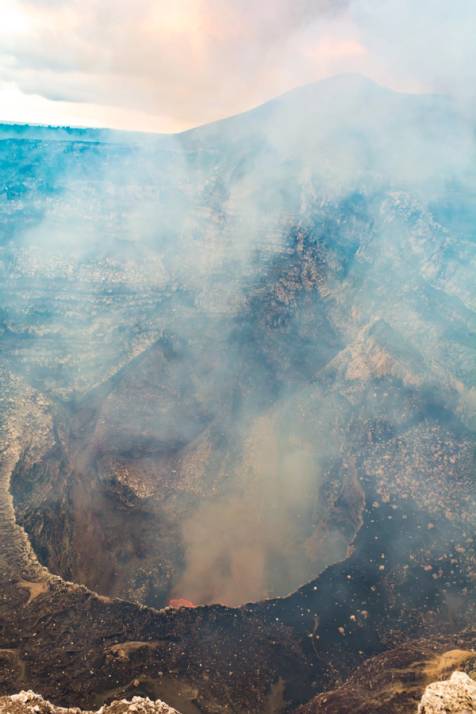 cratere attivo del vulcano masaya