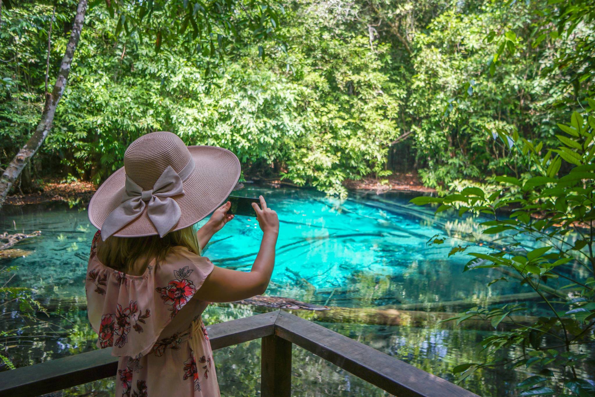 donna fotografa piscina naturale sra morakot