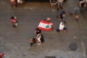 persona con bandiera del libano in mano