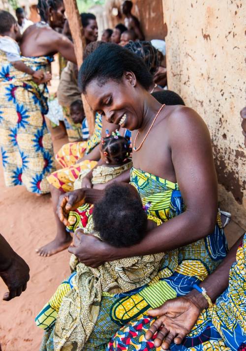 donna della costa d avorio con bambino