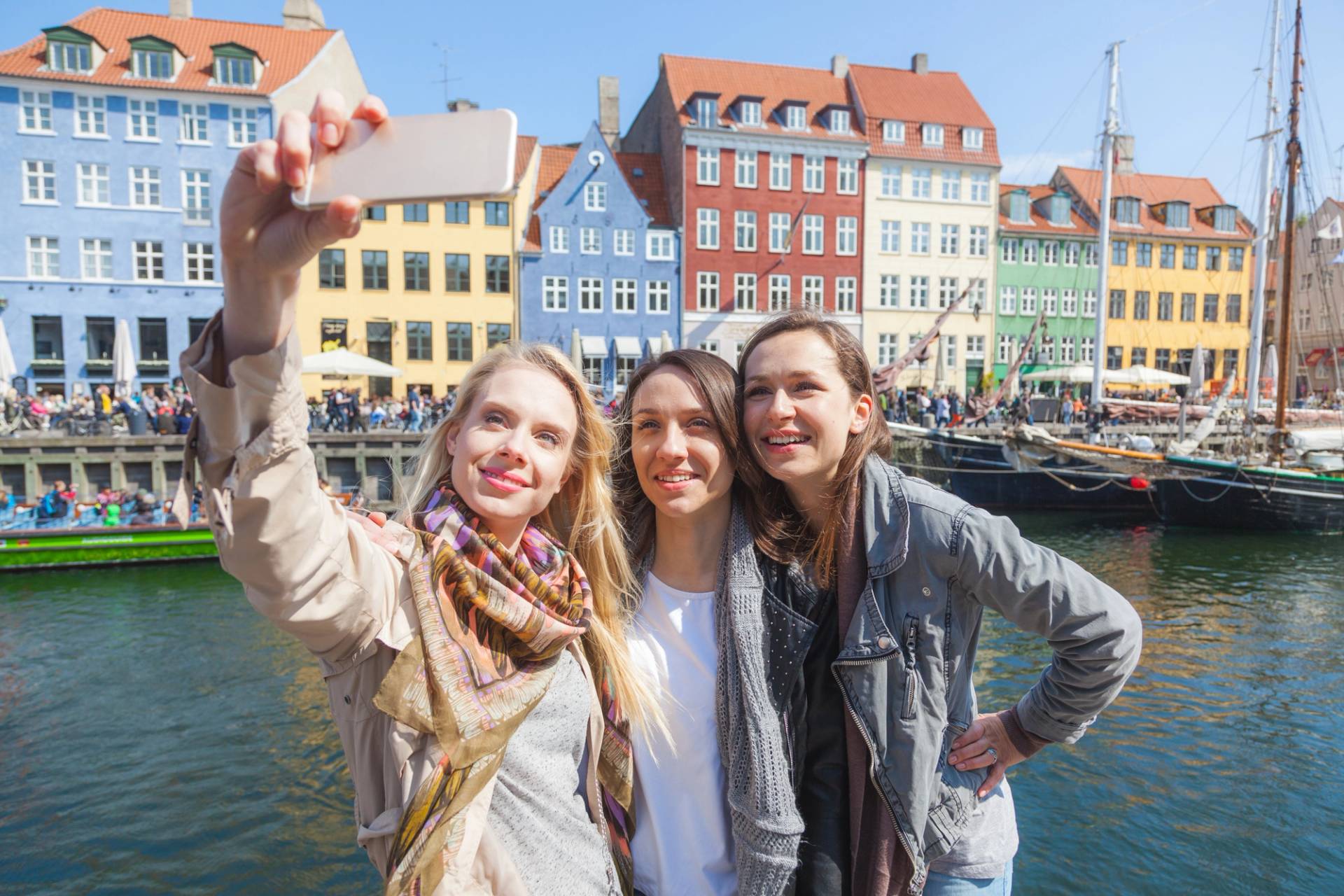 gruppo di giovani donne a copenhagen