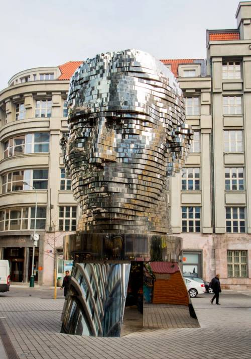 statua testa di franz kafka a praga