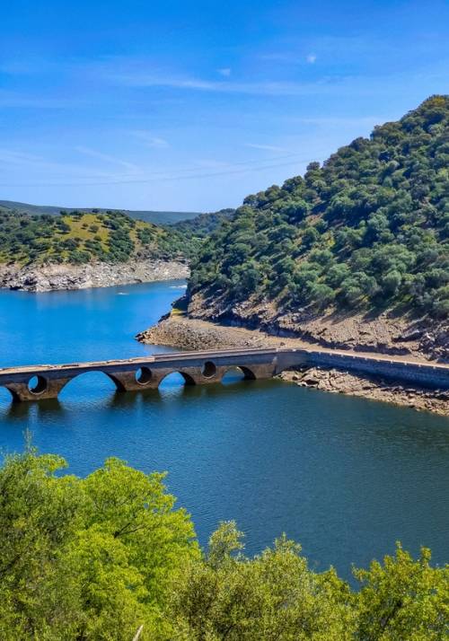ponte sul fiume a caceres
