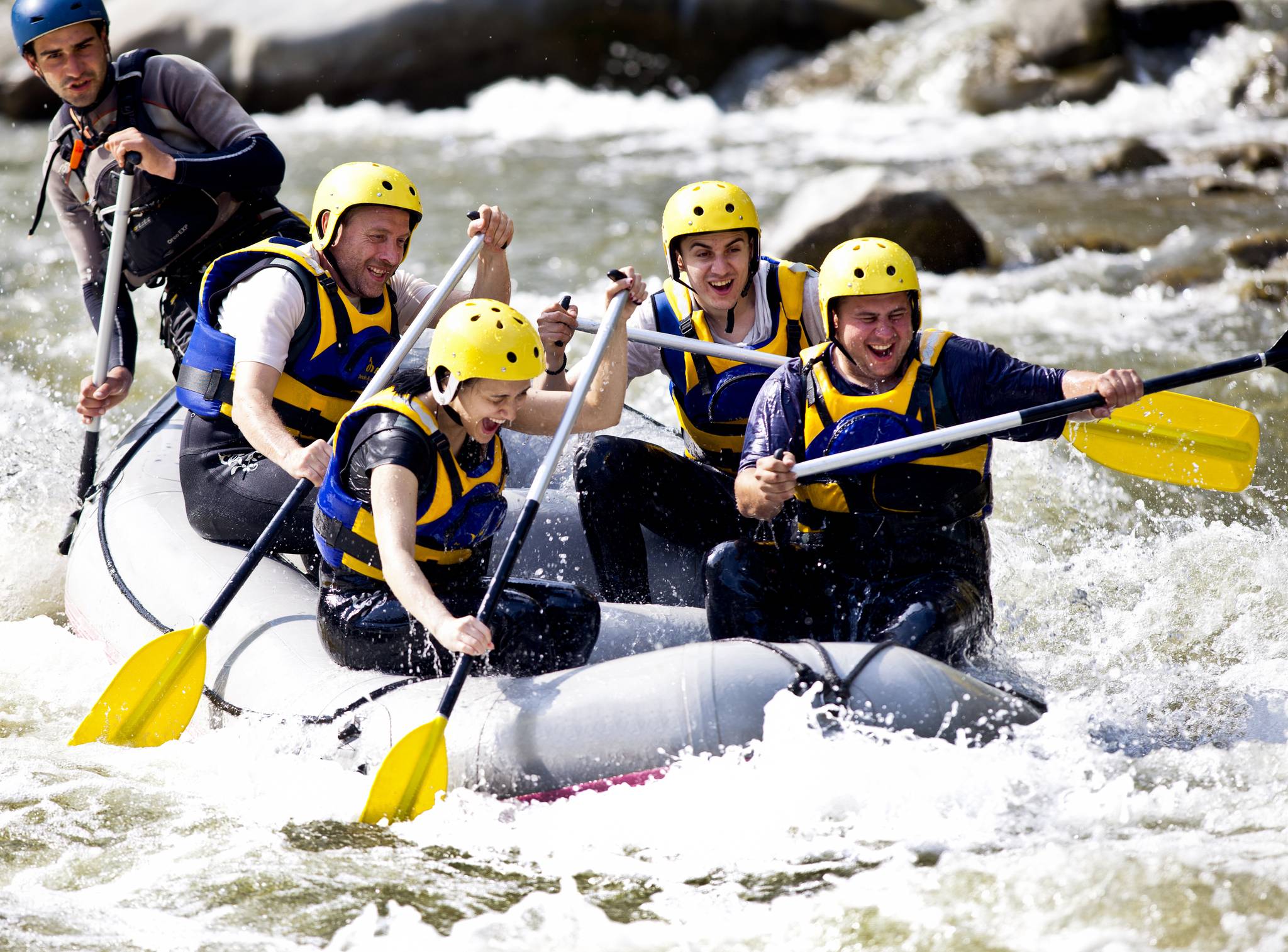 rafting di gruppo sul fiume