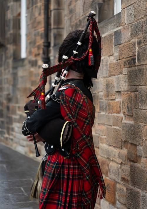 uomo scozzese con kilt e cornamusa