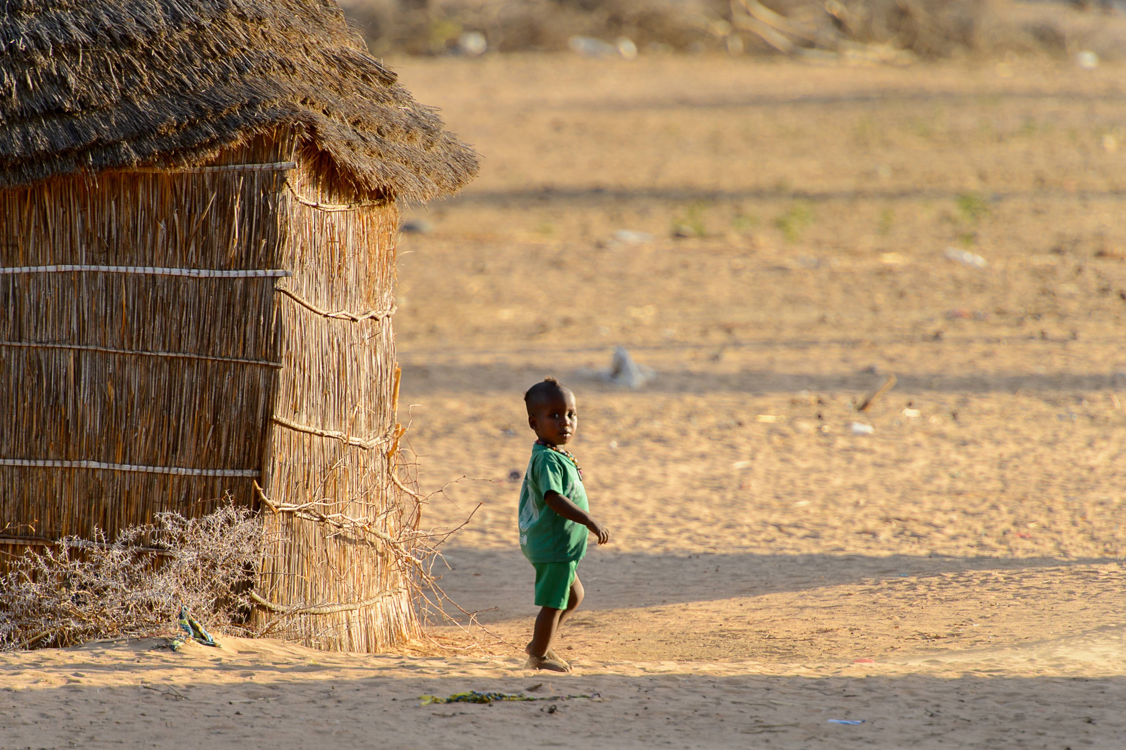 bambino in un villaggio nel deserto