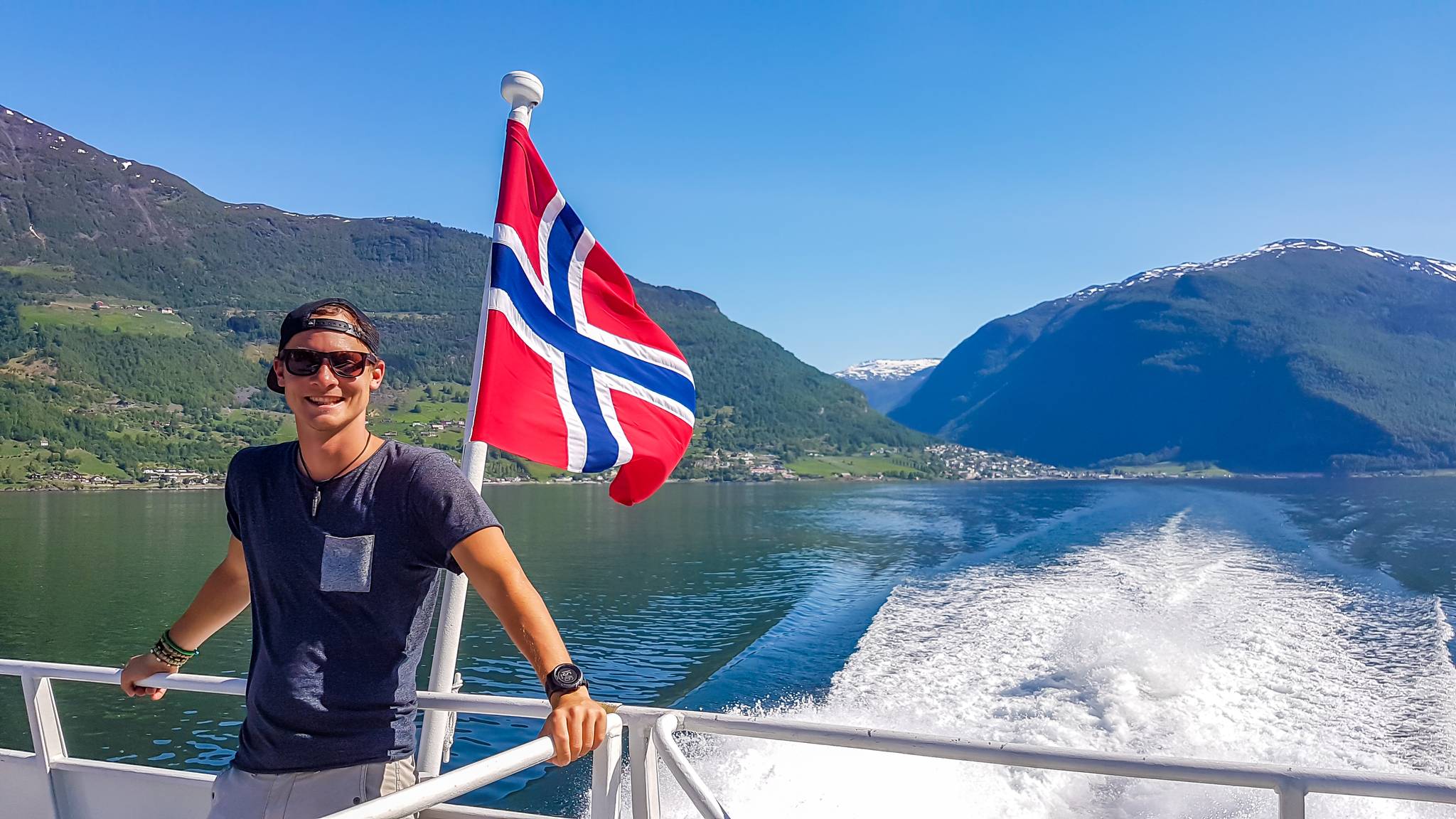 uomo crociera fiordo oslo norvegia